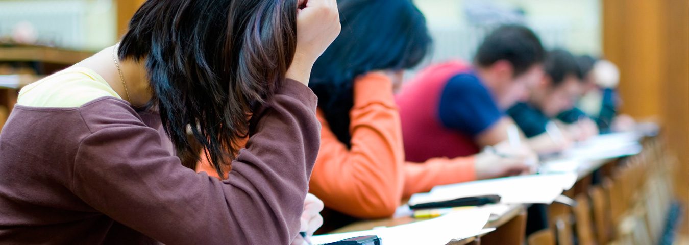 Estudiantes preparando oposiciones