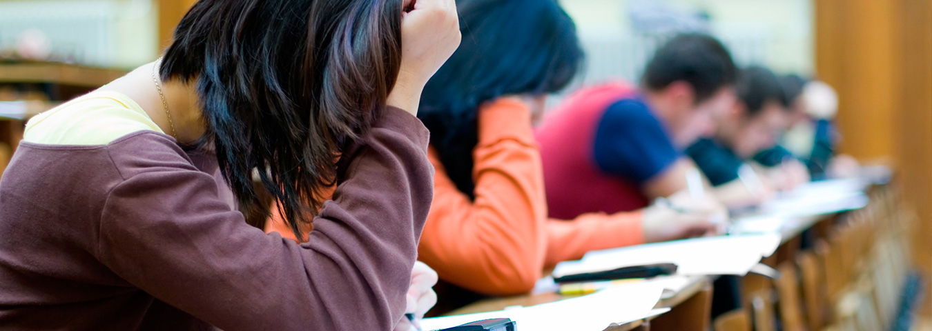 Estudiantes preparando oposiciones