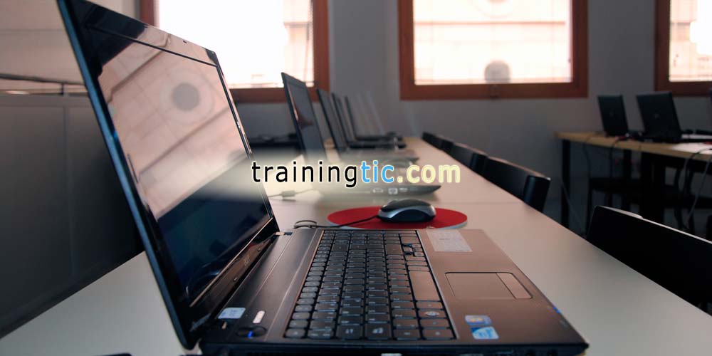 Alumnos preparando oposiciones administrativas y cursos de informática en Tecnología y Formación